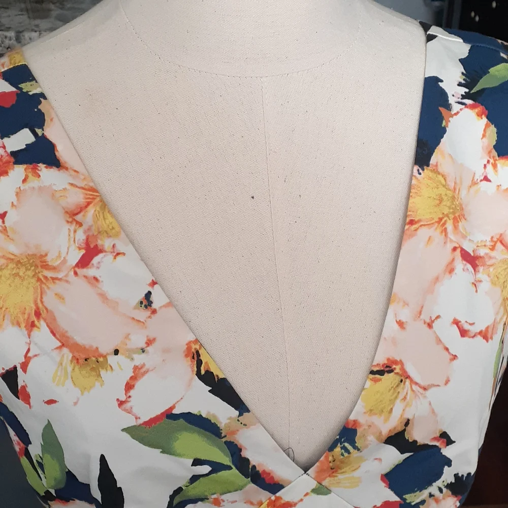 J.crew Cottagecore  fit and flare  floral vneck  dress size 8 - Picture 5 of 17